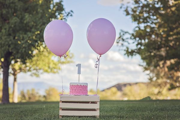 Przygotowania do pierwszych urodzin – od zaproszeń po dekoracje